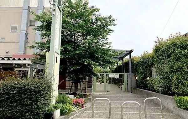 学校法人成城学園　認定こども園かわにしひよし