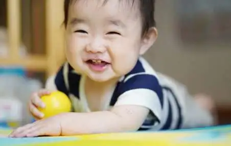 寒い季節はコレ！乳幼児の年齢別「室内遊びアイデア集」を大公開！