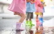 新しい発見や成長にもつながる！保育園での「雨の日の遊び」をもっと楽しく！