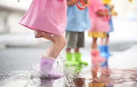 新しい発見や成長にもつながる！保育園での「雨の日の遊び」をもっと楽しく！